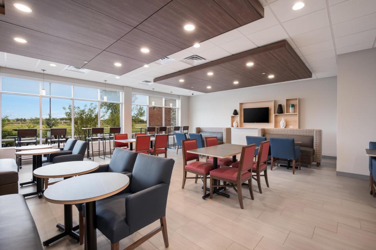 Holiday Inn Express & Suites Chicago - Hoffman Estates By Ihg Exterior photo