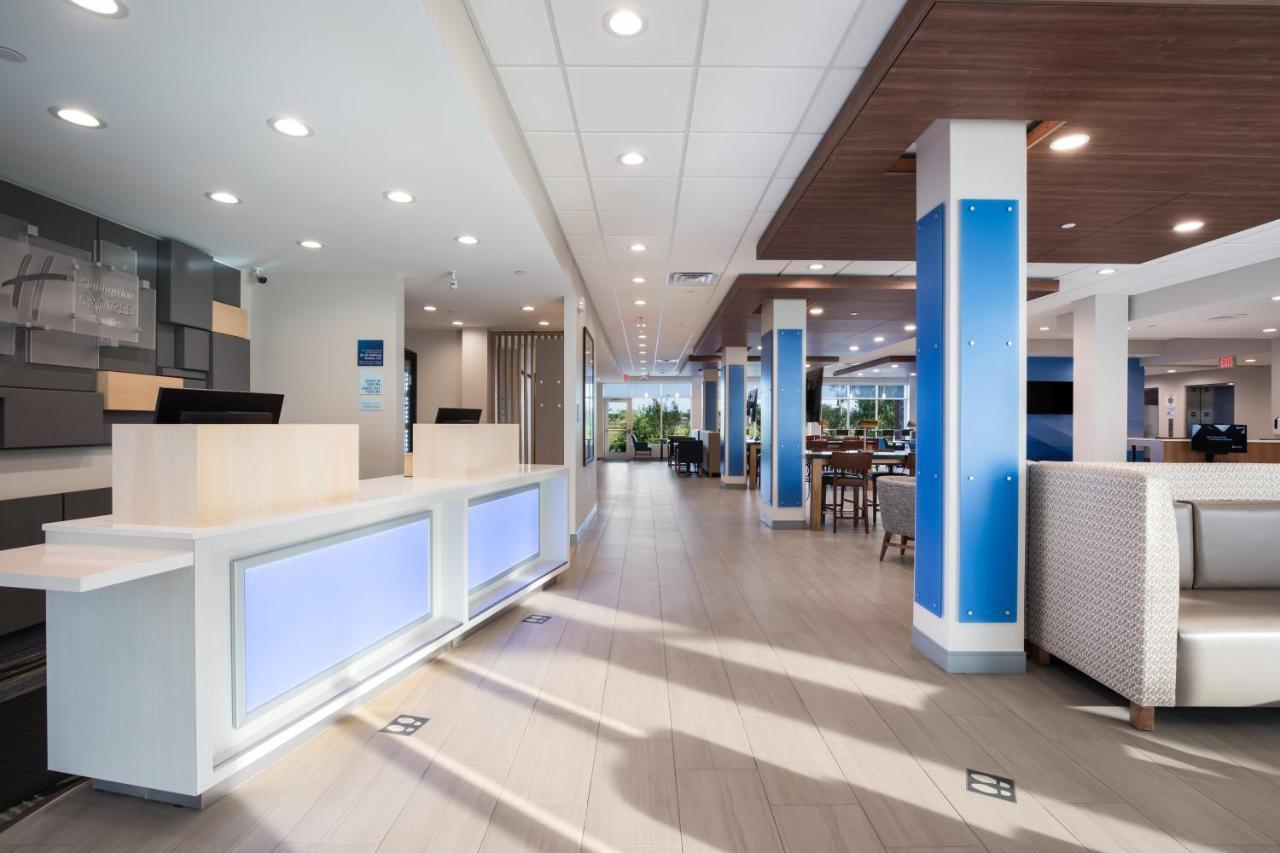Holiday Inn Express & Suites Chicago - Hoffman Estates By Ihg Exterior photo